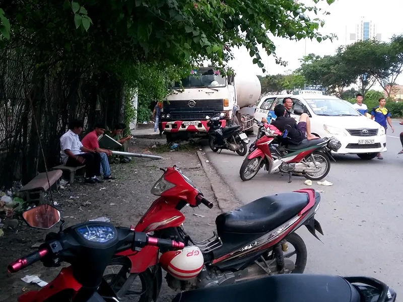 Vụ việc khiến nhiều người dân đang dừng chờ xe buýt hốt hoảng bỏ chạy